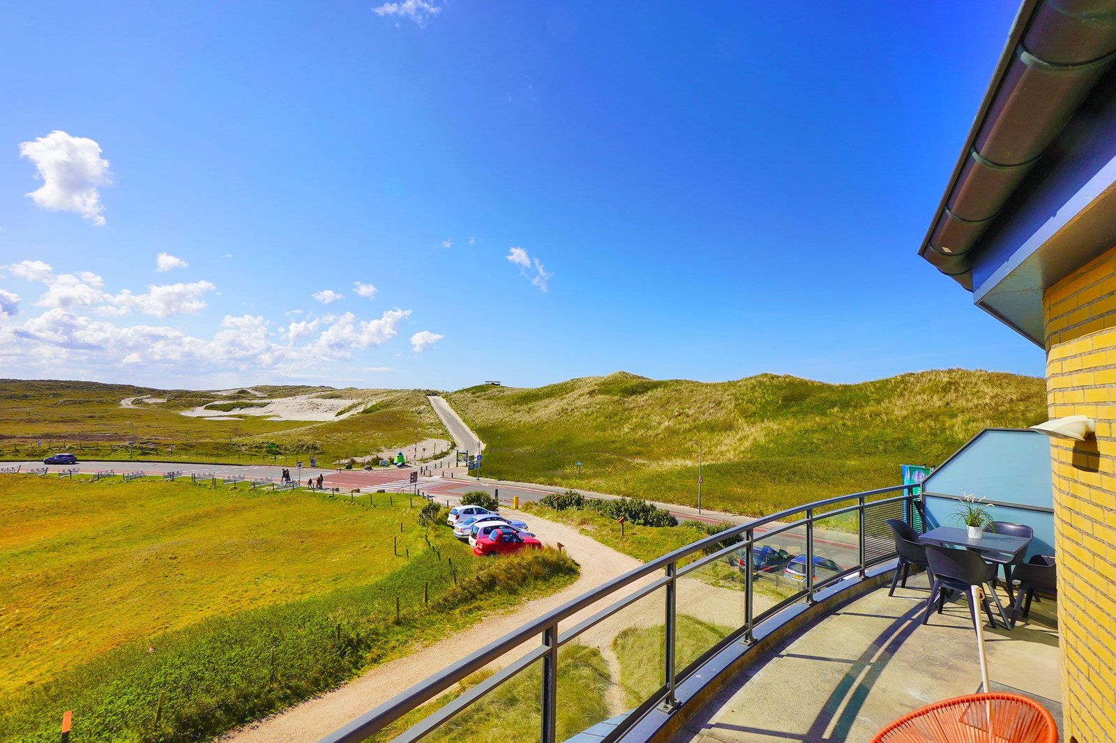 Uitzicht vanaf het balkon over de duinen van Callantsoog